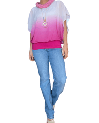 Jeans bootcut bleu clair pour femme avec blouse, collier et foulard.