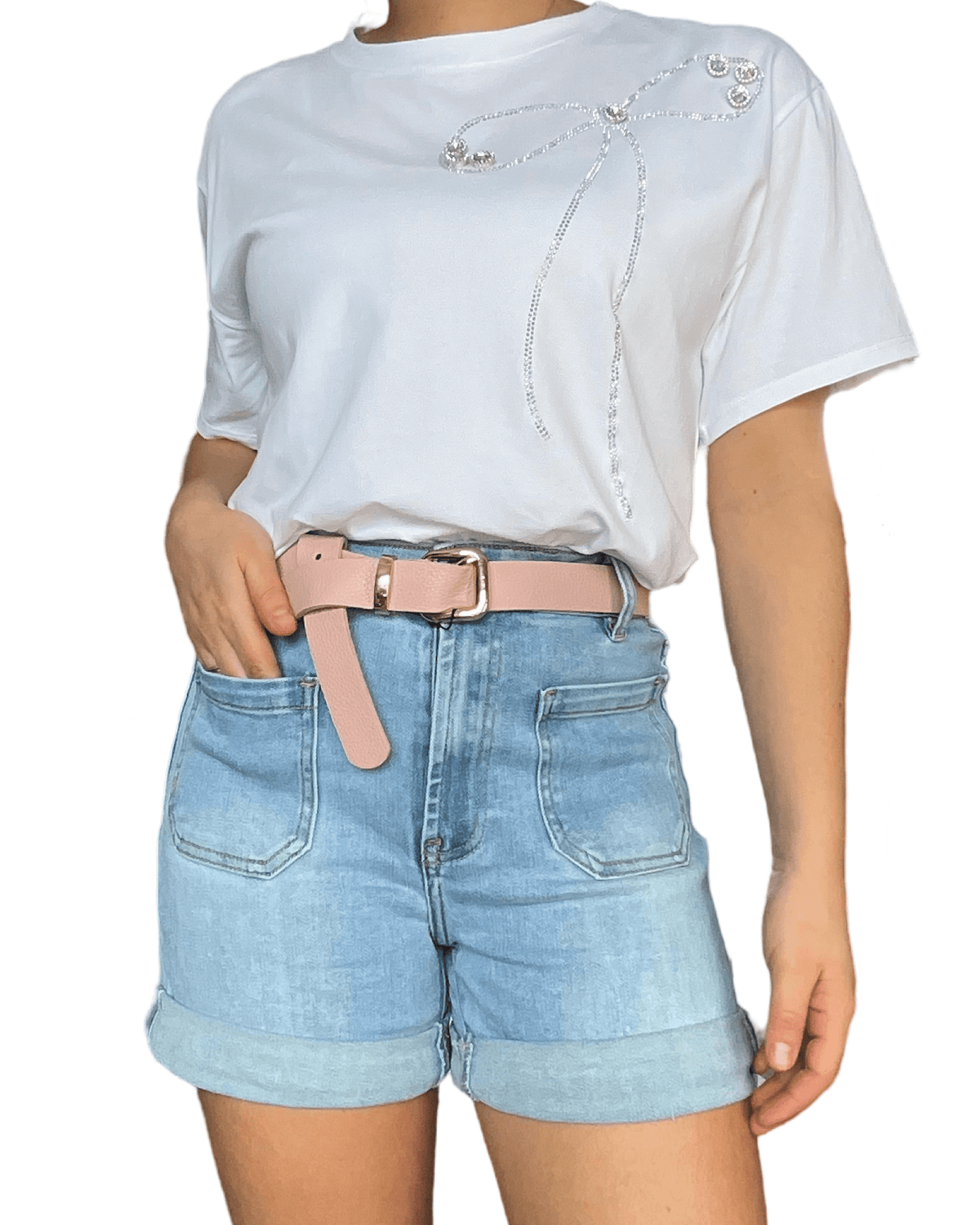 Short de jeans avec poches en avant pour femme avec ceinture et t-shirt.