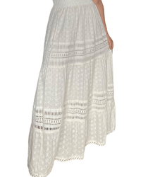 Jupe beige ample avec motifs en dentelle pour femme.