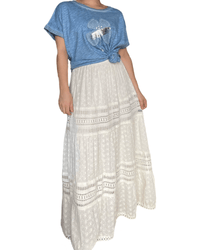 Jupe beige ample avec motifs en dentelle pour femme avec t-shirt.