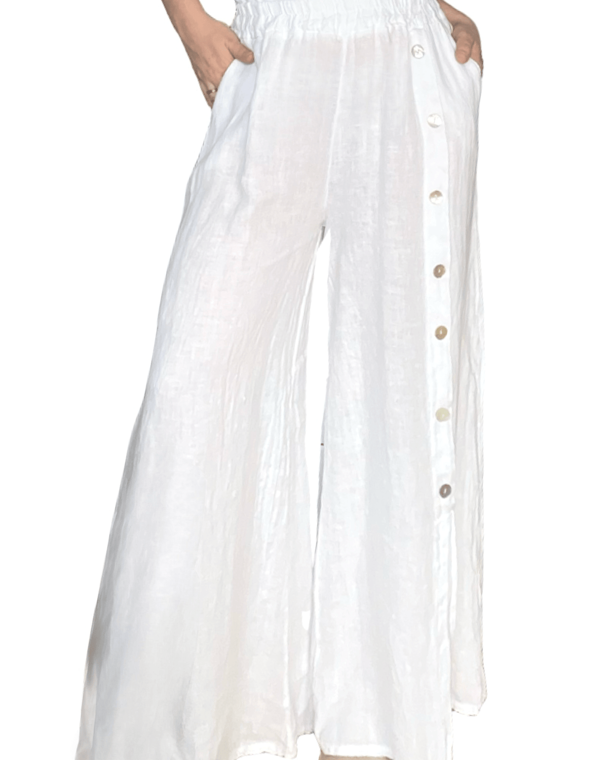 Pantalon palazzo blanc avec boutons sur le côté pour femme.