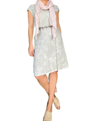 Foulard rose pâle 100% coton pour femme avec robe et ceinture.