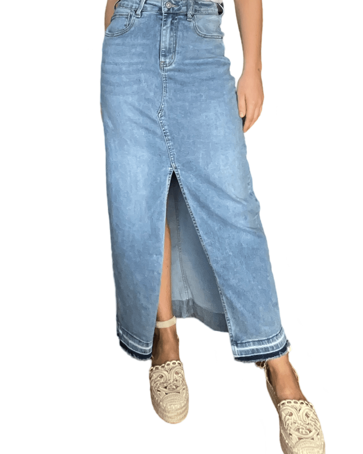 Jupe de jeans fendue sur le devant pour femme avec sandales à talon.