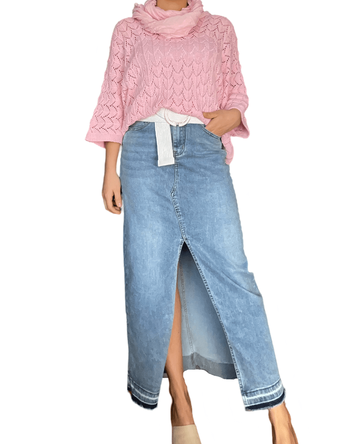 Jupe de jeans fendue sur le devant pour femme avec ceinture, foulard et chandail.