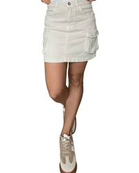 Jupe beige courte style cargo pour femme.