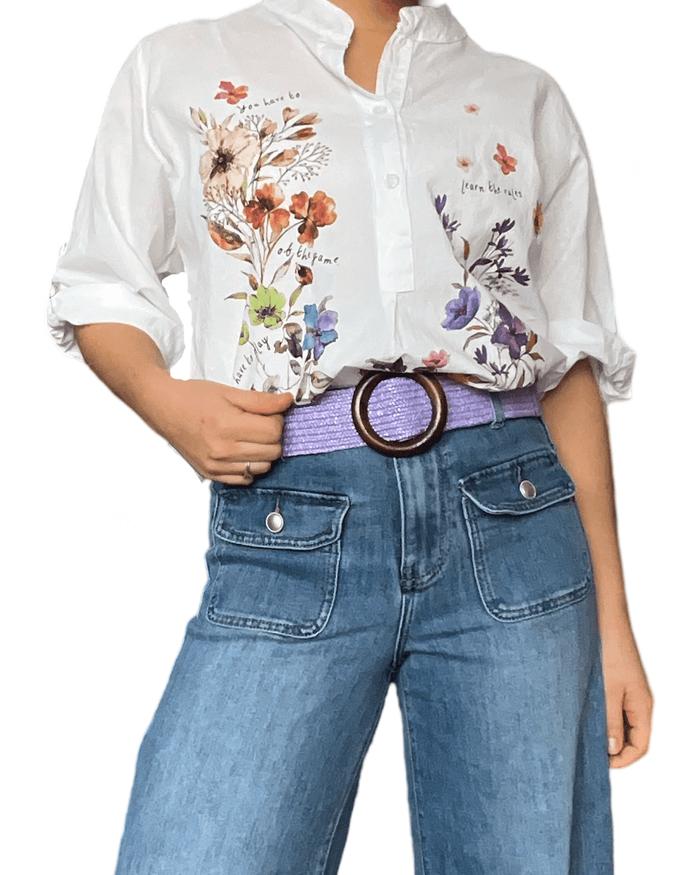 Chemise blanche femme avec imprimé floral multicolore avec ceinture.