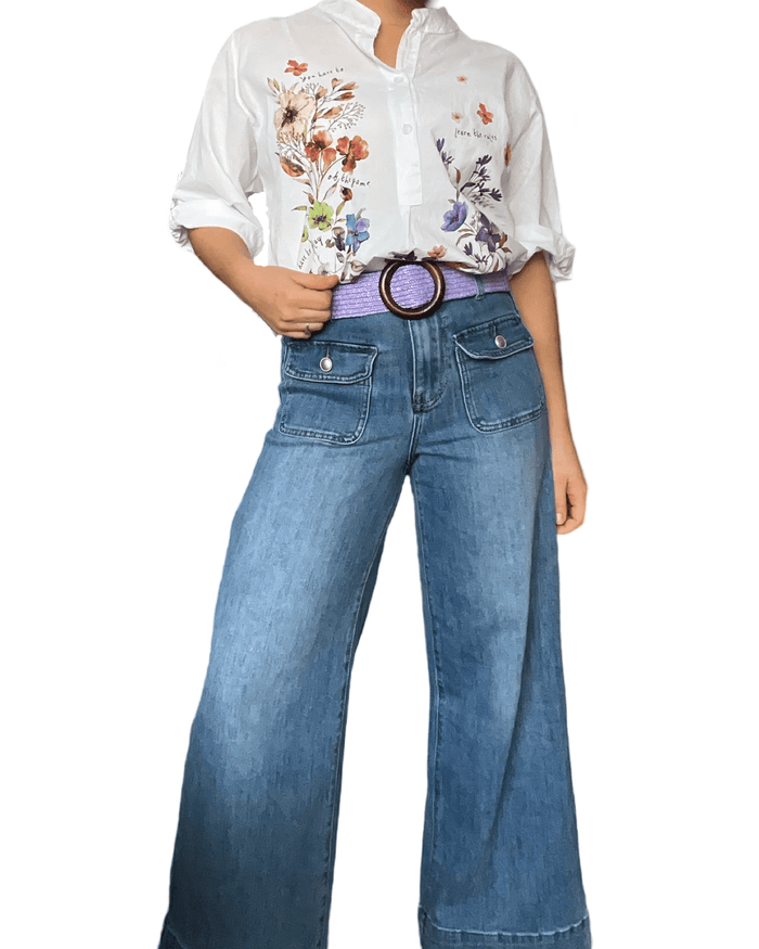 Chemise blanche femme avec imprimé floral multicolore avec jeans.
