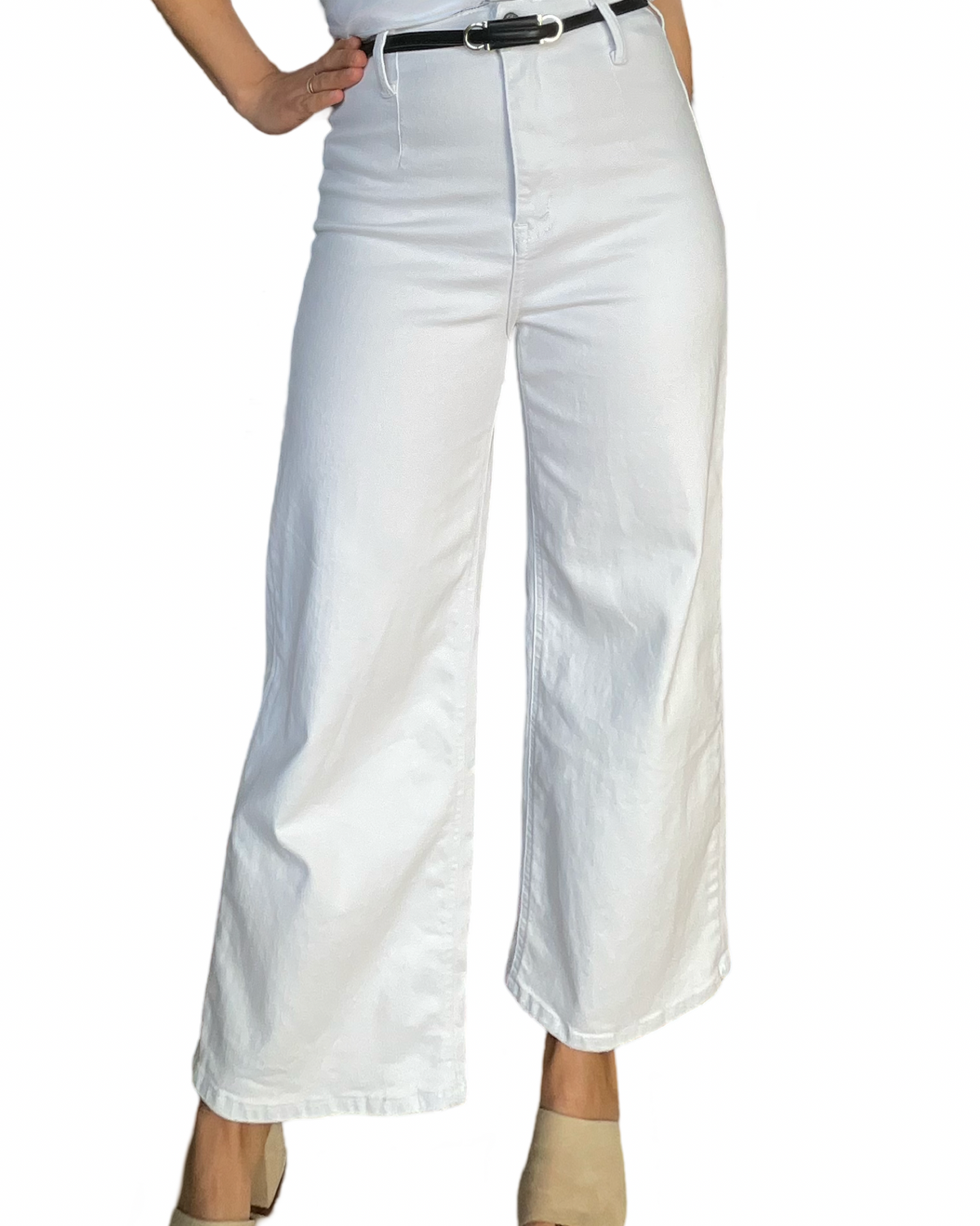 Pantalon évasé blanc avec ceinture noire pour femme.