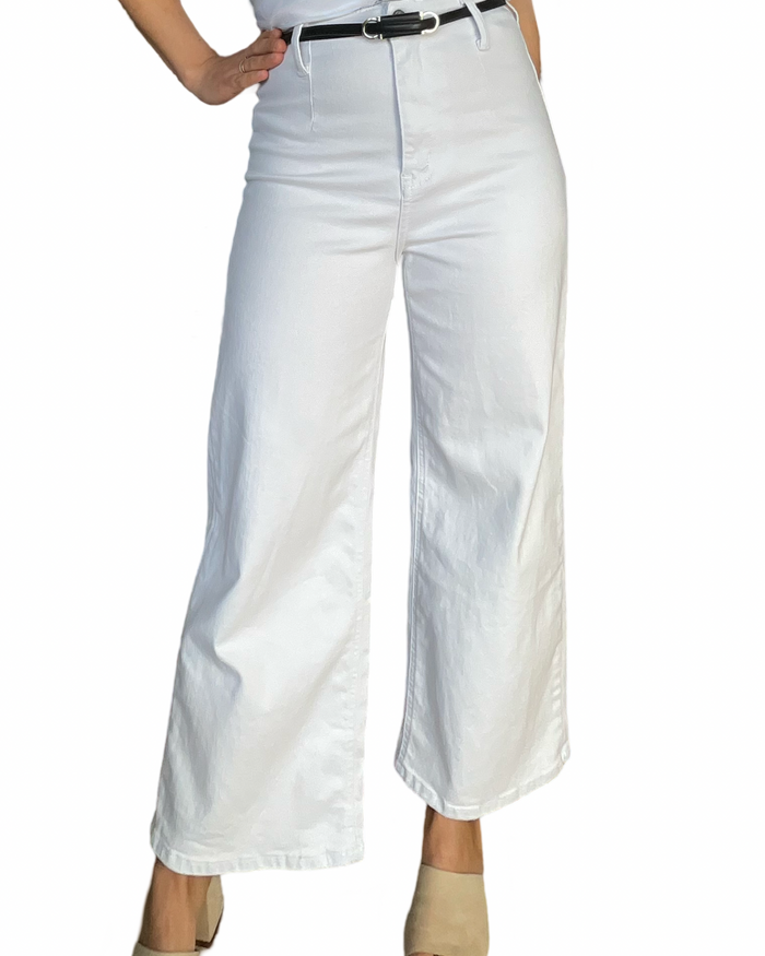 Pantalon évasé blanc avec ceinture noire pour femme.