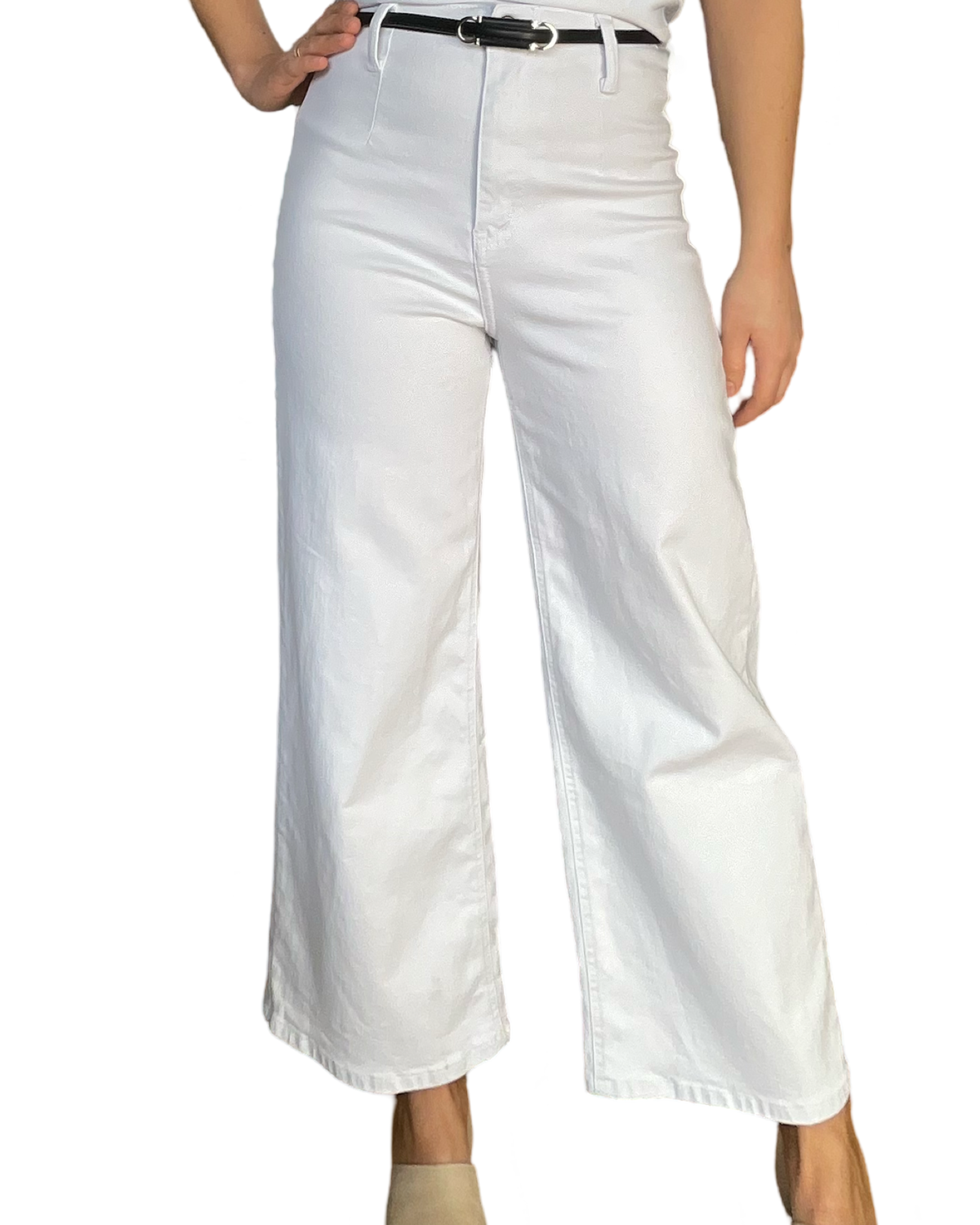 Pantalon évasé blanc avec ceinture noire pour femme.