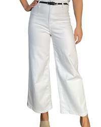 Pantalon évasé blanc avec ceinture noire pour femme.