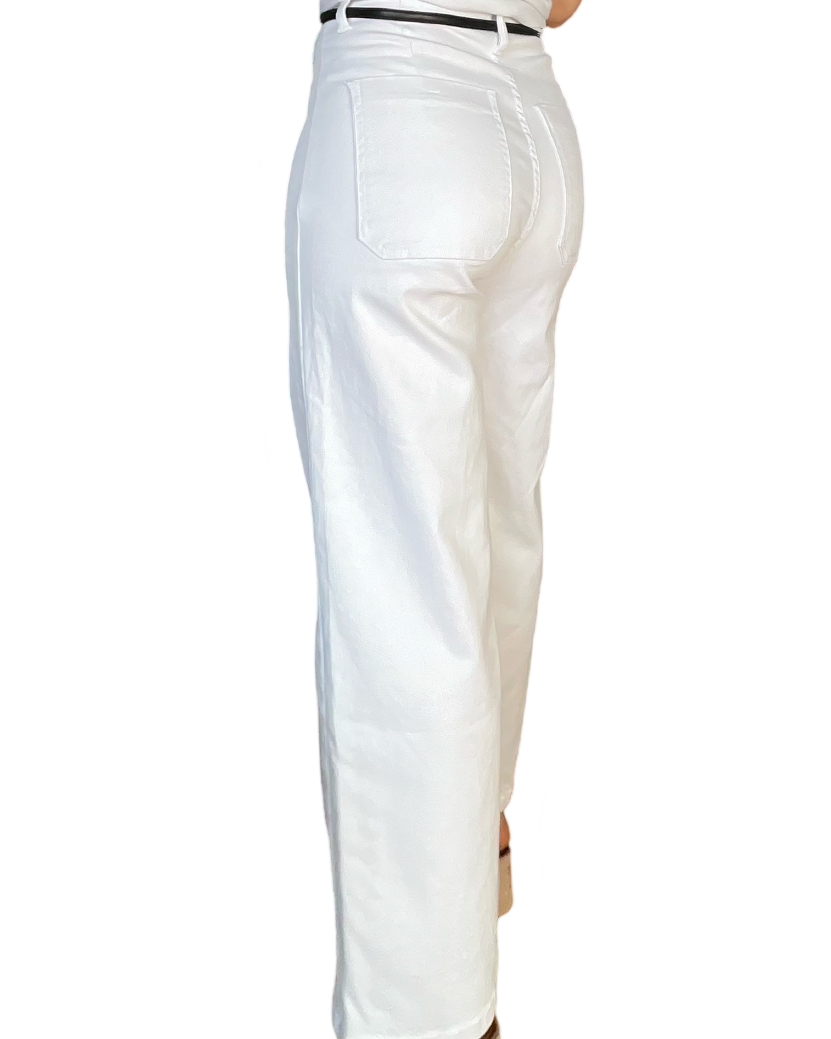 Pantalon évasé blanc avec ceinture noire pour femme.