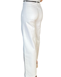 Pantalon évasé blanc avec ceinture noire pour femme.