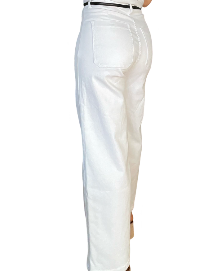 Pantalon évasé blanc avec ceinture noire pour femme.