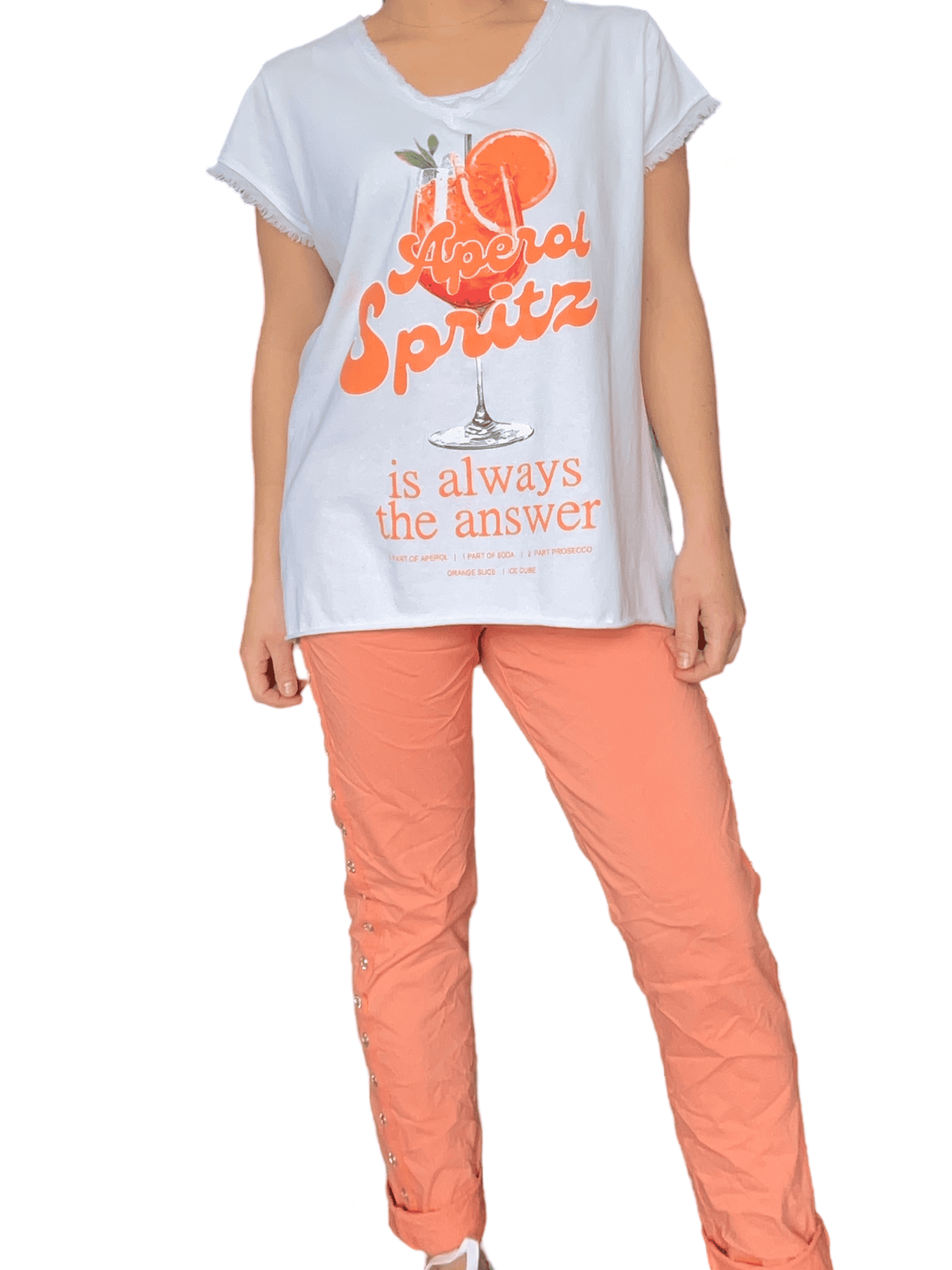 T-shirt blanc avec imprimé cocktail pour femme avec pantalon.