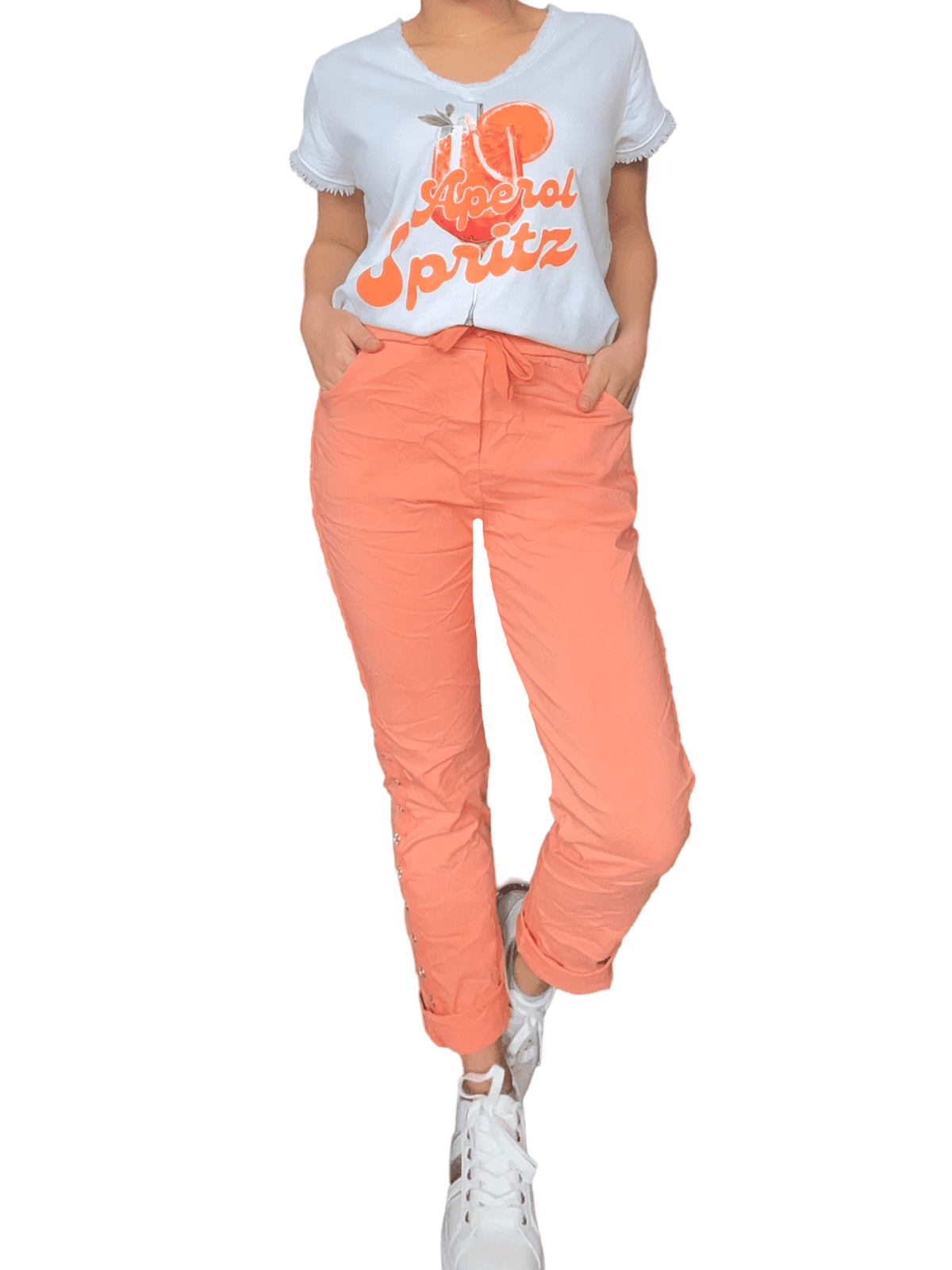 T-shirt blanc avec imprimé cocktail pour femme avec pantalon et sneakers.