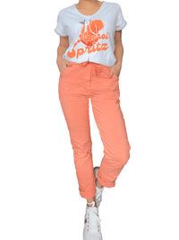 T-shirt blanc avec imprimé cocktail pour femme avec pantalon et sneakers.