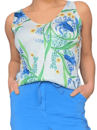 Camisole blanche avec imprimé de nature vert et bleu pour femme.