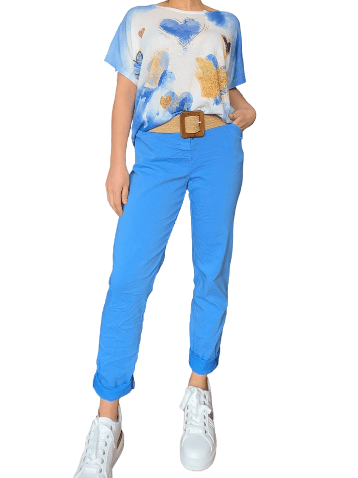 Chandail avec imprimé de cœurs bleu et or pour femme avec sneakers.