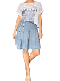 T-shirt blanc avec imprimé vintage pour femme avec jupe.