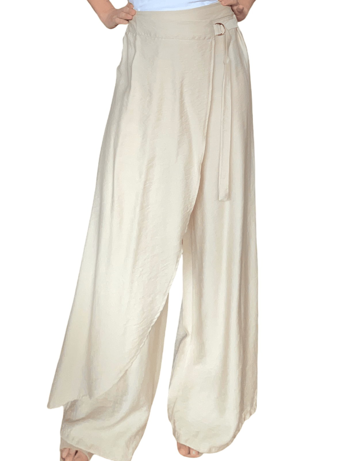 Pantalon beige chic à jambe large pour femme.