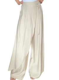 Pantalon beige chic à jambe large pour femme.