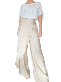 Blouse rayée blanc et beige pour femme avec pantalon chic.