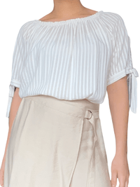 Blouse rayée blanc et beige pour femme.
