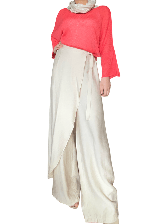 Chandail rouge en mailles décontracté pour femme avec pantalon chic.