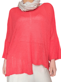 Chandail rouge en mailles décontracté pour femme avec foulard.