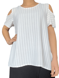 Chandail blanc rayé noir à ouverture sur l'épaule pour femme.