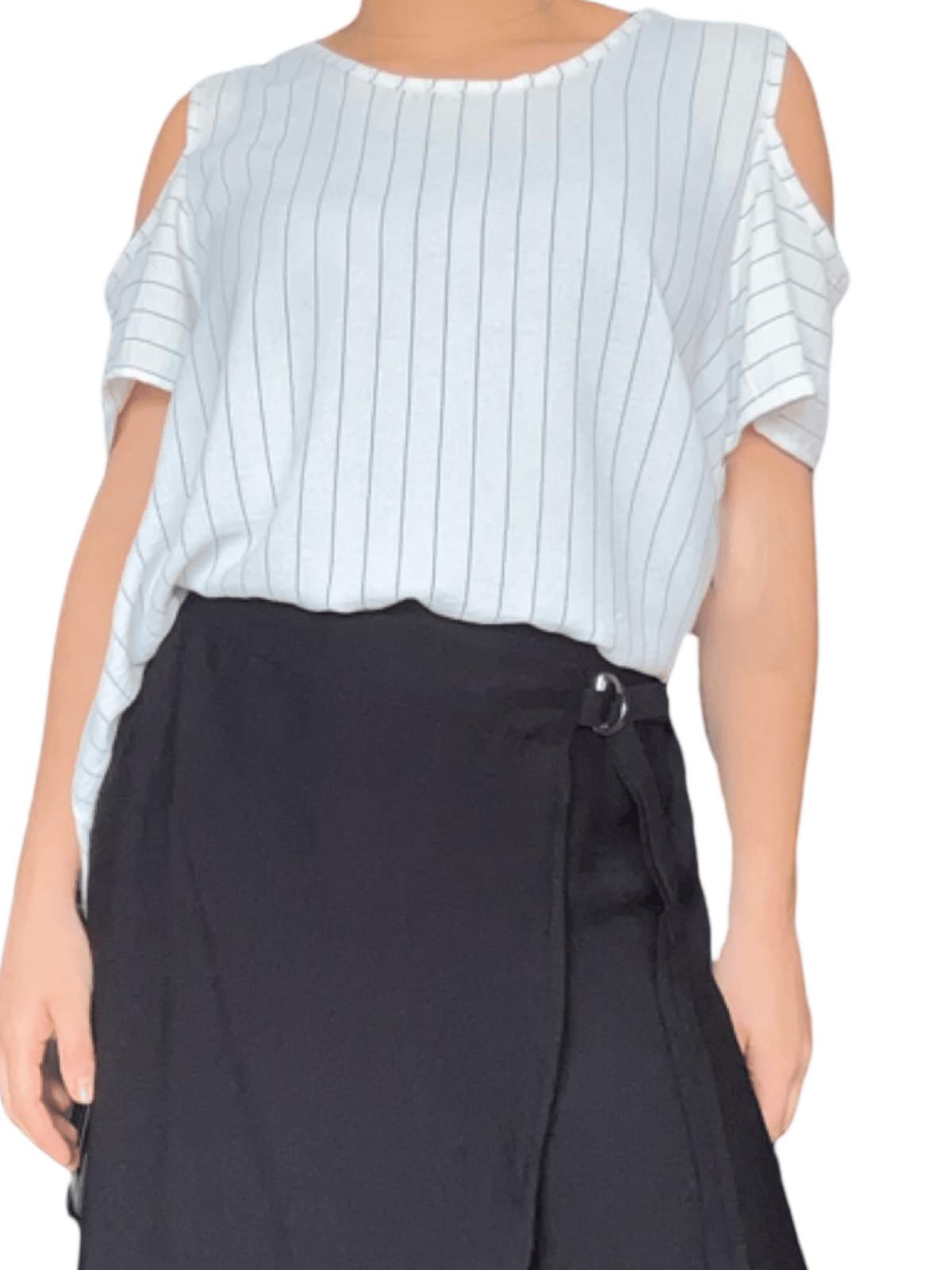 Chandail blanc rayé noir à ouverture sur l'épaule pour femme.