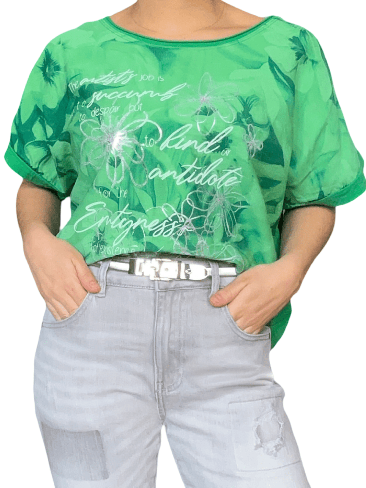 T-shirt vert avec imprimé floral argenté et vert pour femme avec ceinture métallique.