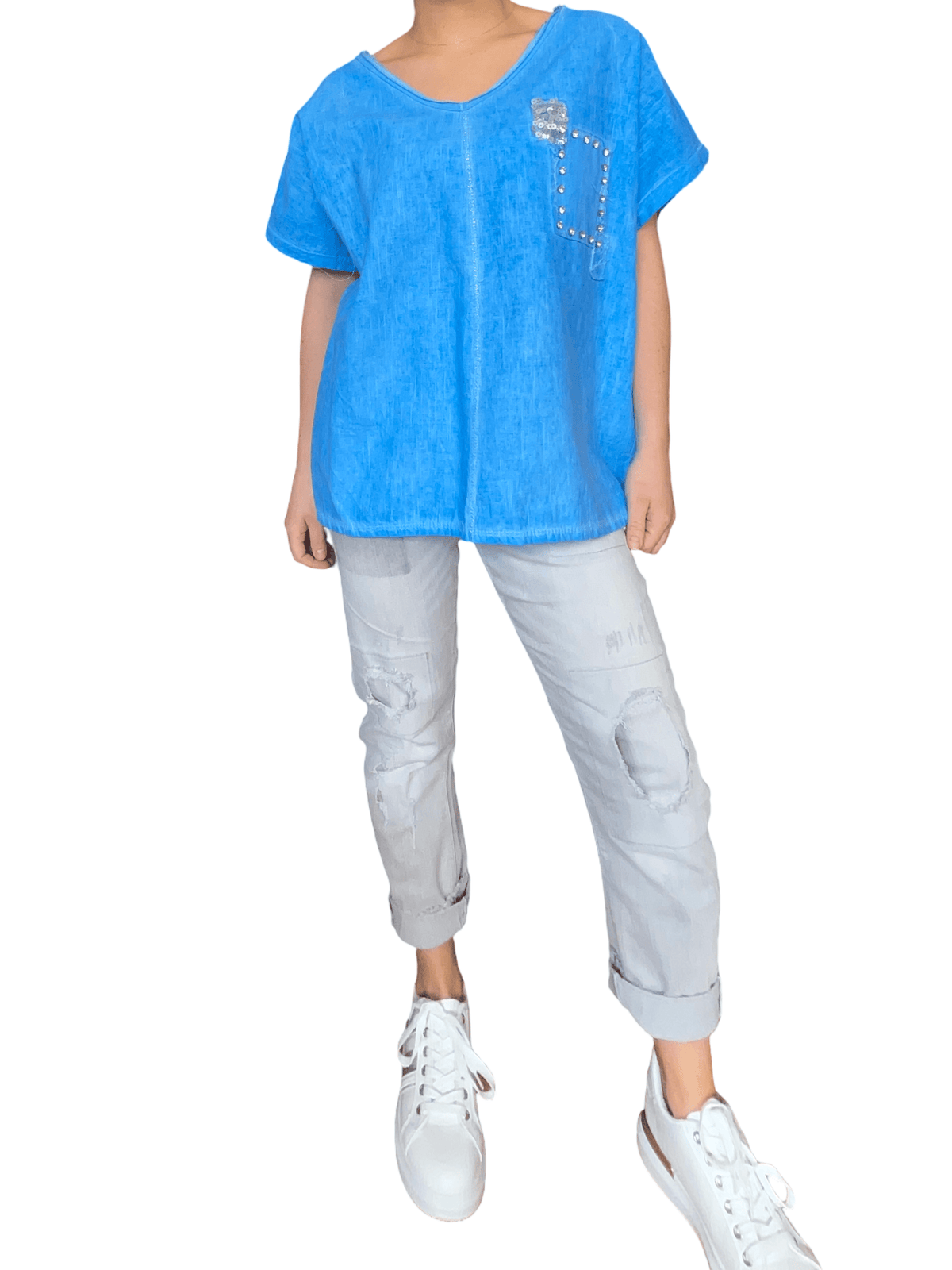 T-shirt bleu électrique avec patchwork pour femme avec pantalon gris.