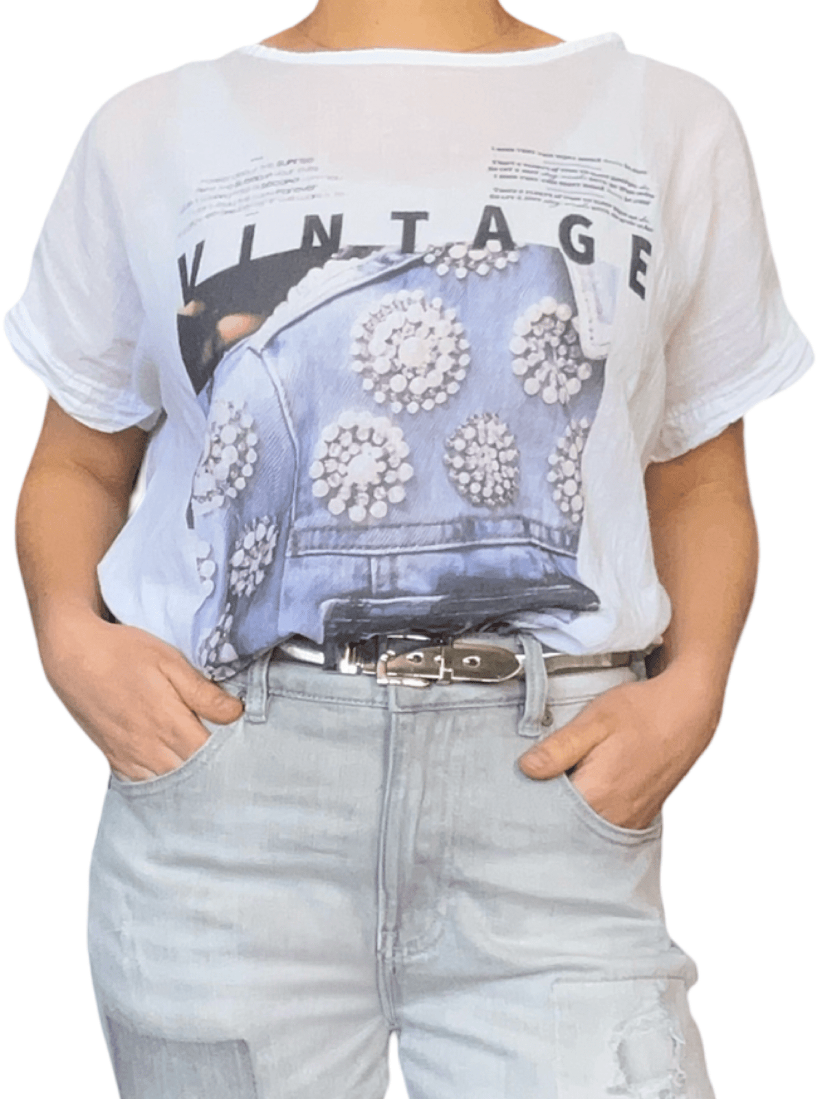 T-shirt blanc avec imprimé vintage pour femme avec ceinture métallique.