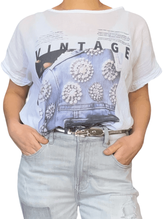 T-shirt blanc avec imprimé vintage pour femme avec ceinture métallique.