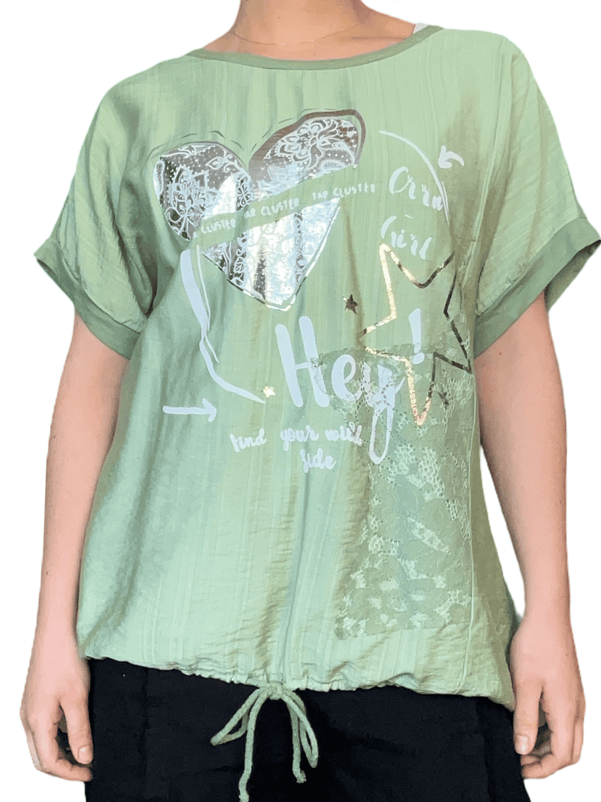 T-shirt vert pâle avec imprimé d'un cœur argenté pour femme.