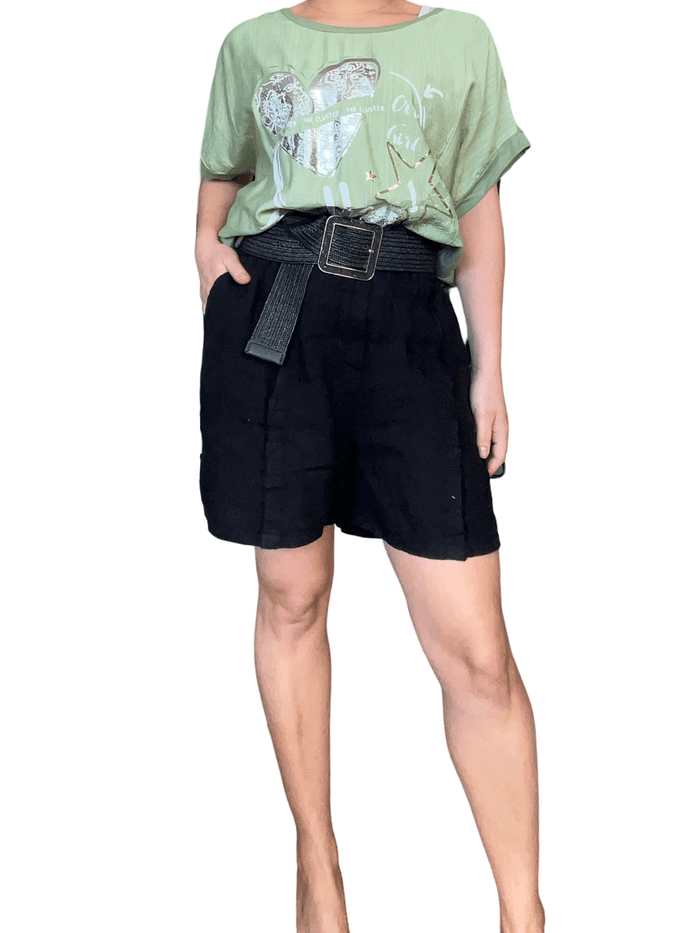 T-shirt vert pâle avec imprimé d'un cœur argenté pour femme avec short.