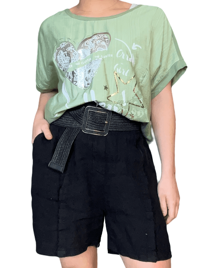 T-shirt vert pâle avec imprimé d'un cœur argenté pour femme avec ceinture.