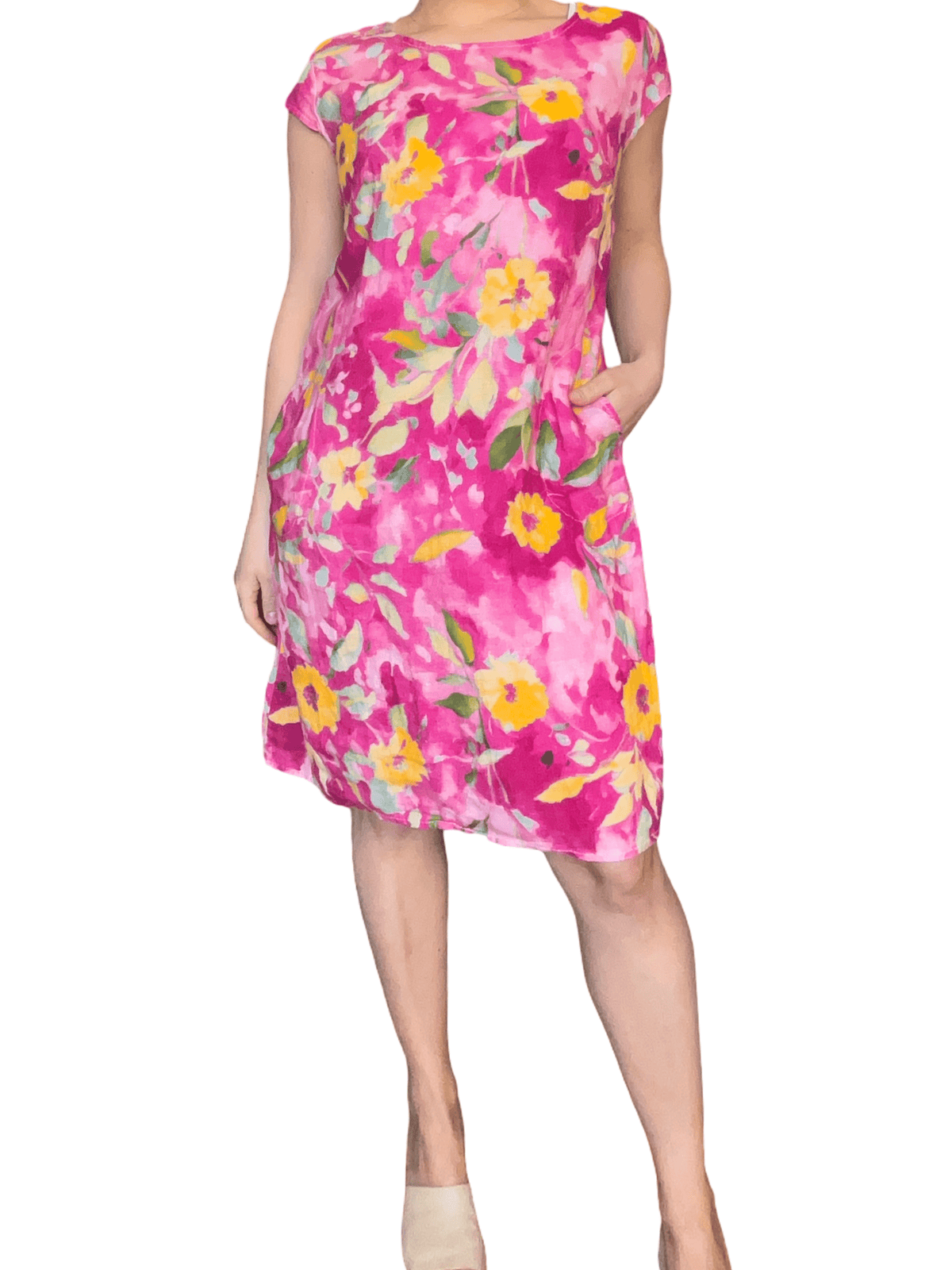 Robe fuchsia avec imprimé de fleurs jaunes pour femme.