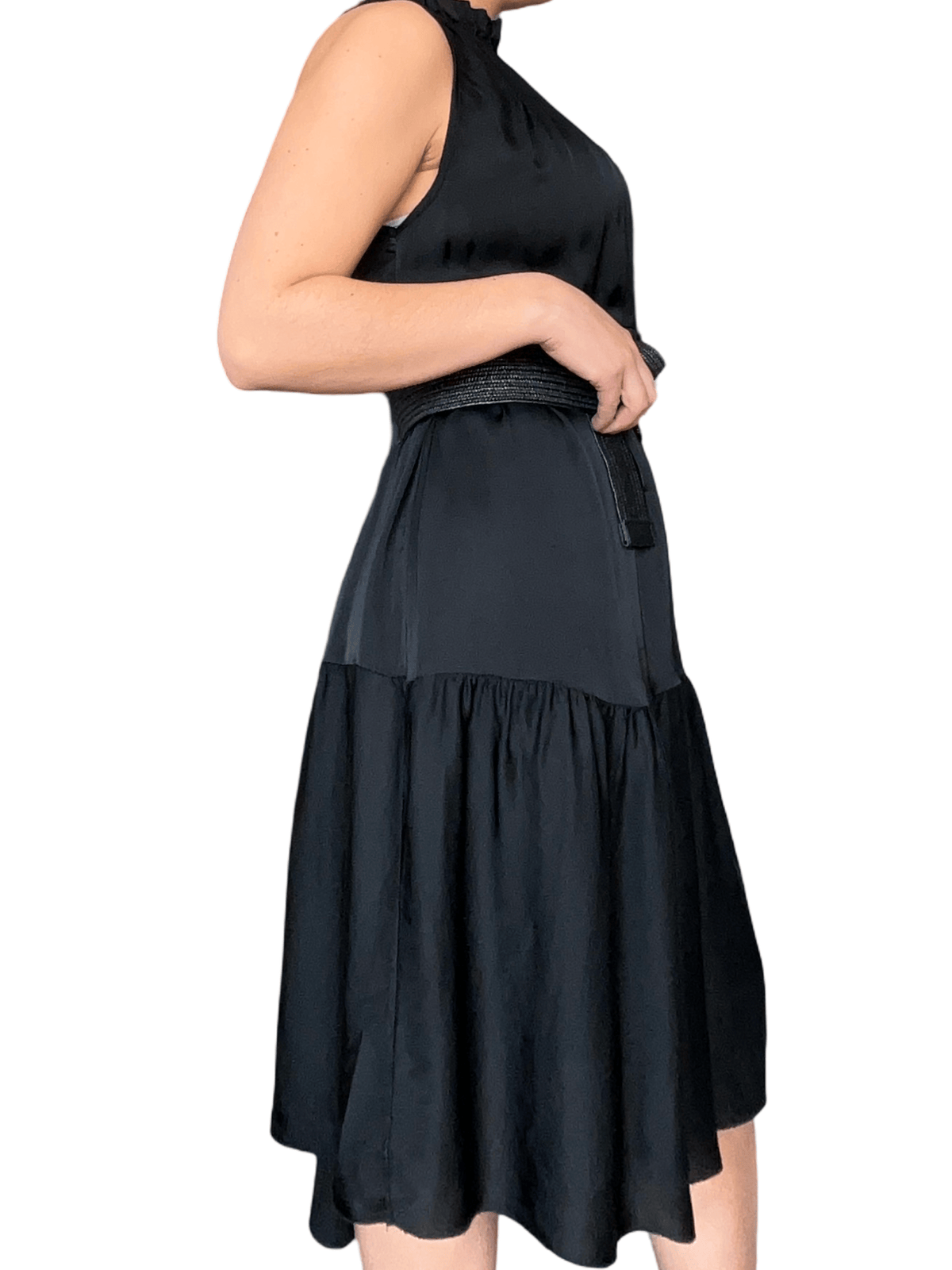 Robe à volants satinée noire pour femme.