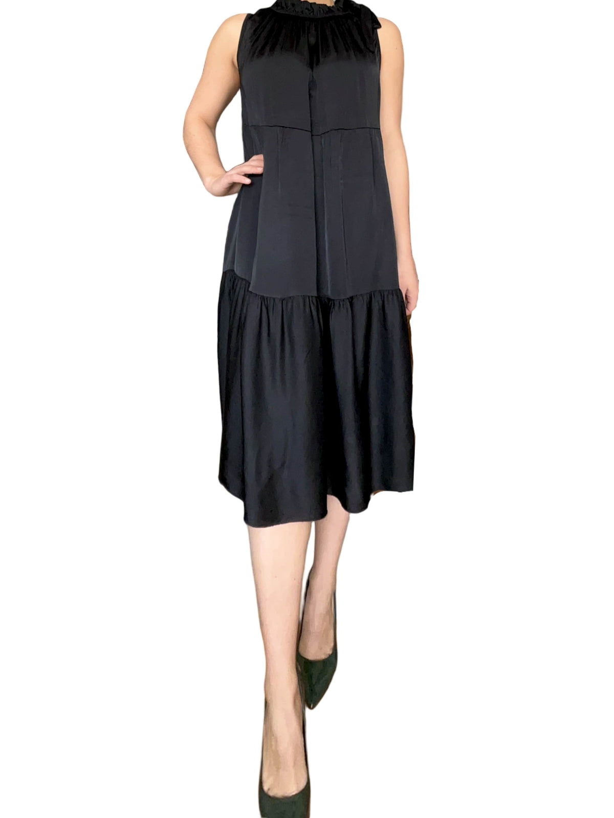 Robe à volants satinée noire pour femme.