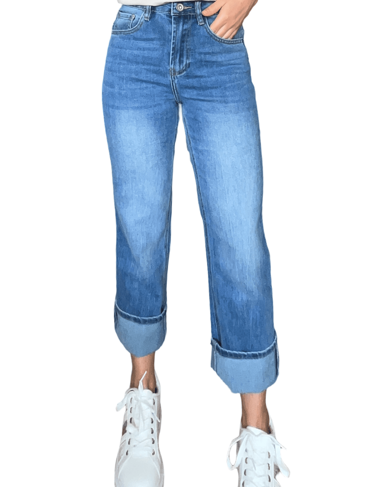Jeans semi-évasé à taille régulière pour femme avec sneakers.