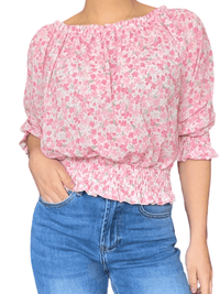 Blouse blanche à motifs floraux roses pour femme.