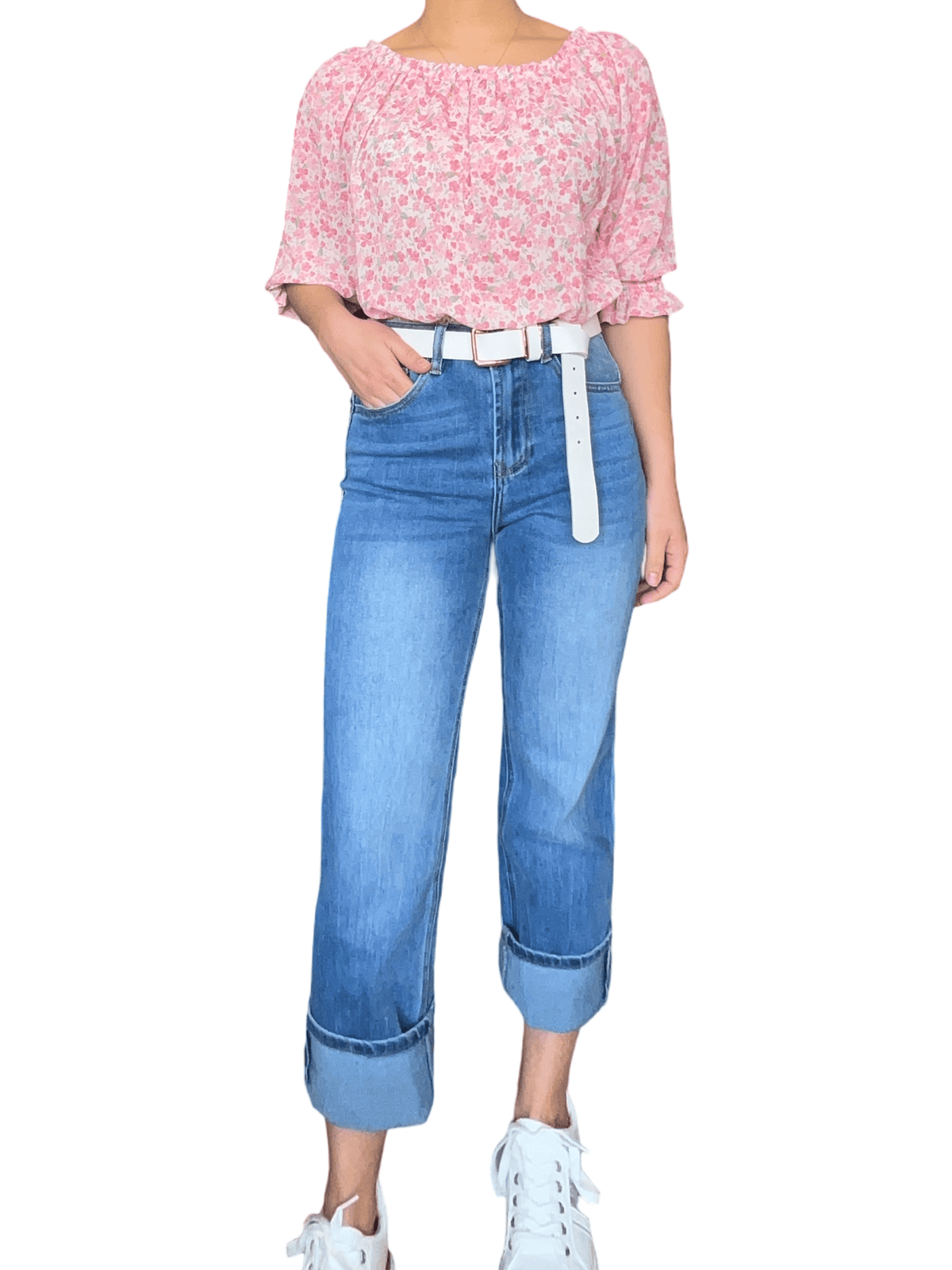 Blouse blanche à motifs floraux roses pour femme avec jeans et sneakers.