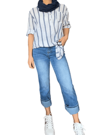 Jeans semi-évasé à taille régulière pour femme avec blouse, foulard et boucle d'ajustement.