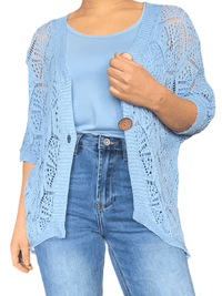 Veste bleu ciel en tricot pour femme avec camisole en dessous.