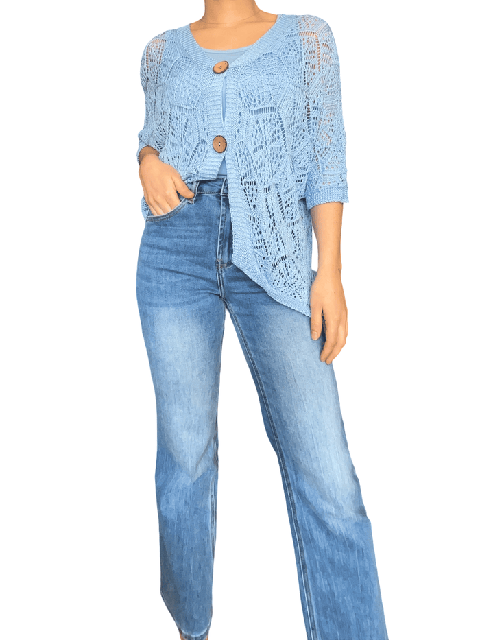 Veste bleu ciel en tricot pour femme avec jeans.