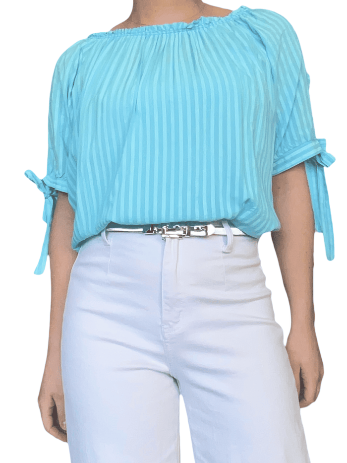 Blouse rayée dans des tons de bleu pour femme avec ceinture métallique.