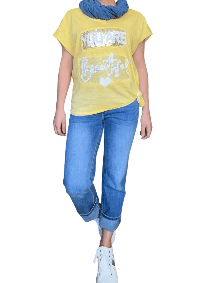 T-shirt jaune '' You are beautiful '' pour femme avec jeans et sneakers.